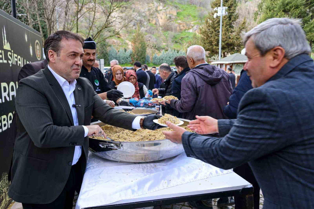 VALİ SÖZER’DEN ŞEYH EDEBALİ TÜRBESİ’NDE VATANDAŞLARA ŞİFALI PİLAV İKRAMI