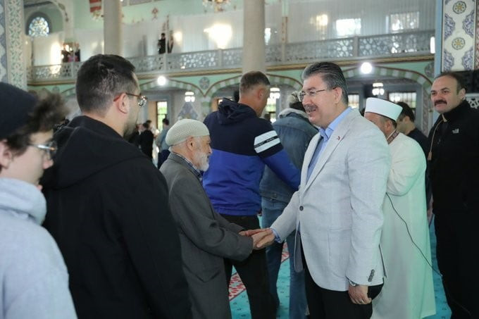 VALİ YILMAZ, CEMAATLE BAYRAMLAŞTI