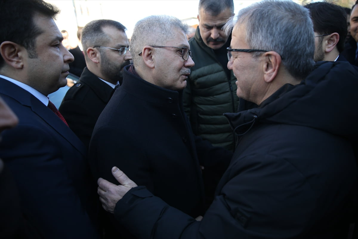 Valiler Kararnamesi ile Bingöl Valisi olarak atanan Niğde Valisi Cahit Çelik, uğurlama töreninin...