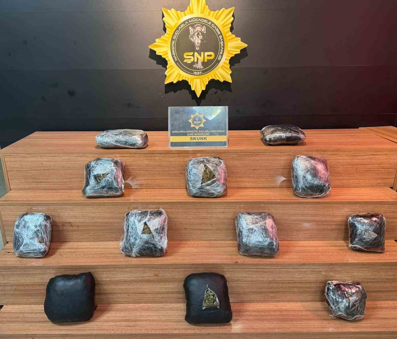 VALİZDEN 12 PARÇA HALİNDE 8 KİLO UYUŞTURUCU ÇIKTI