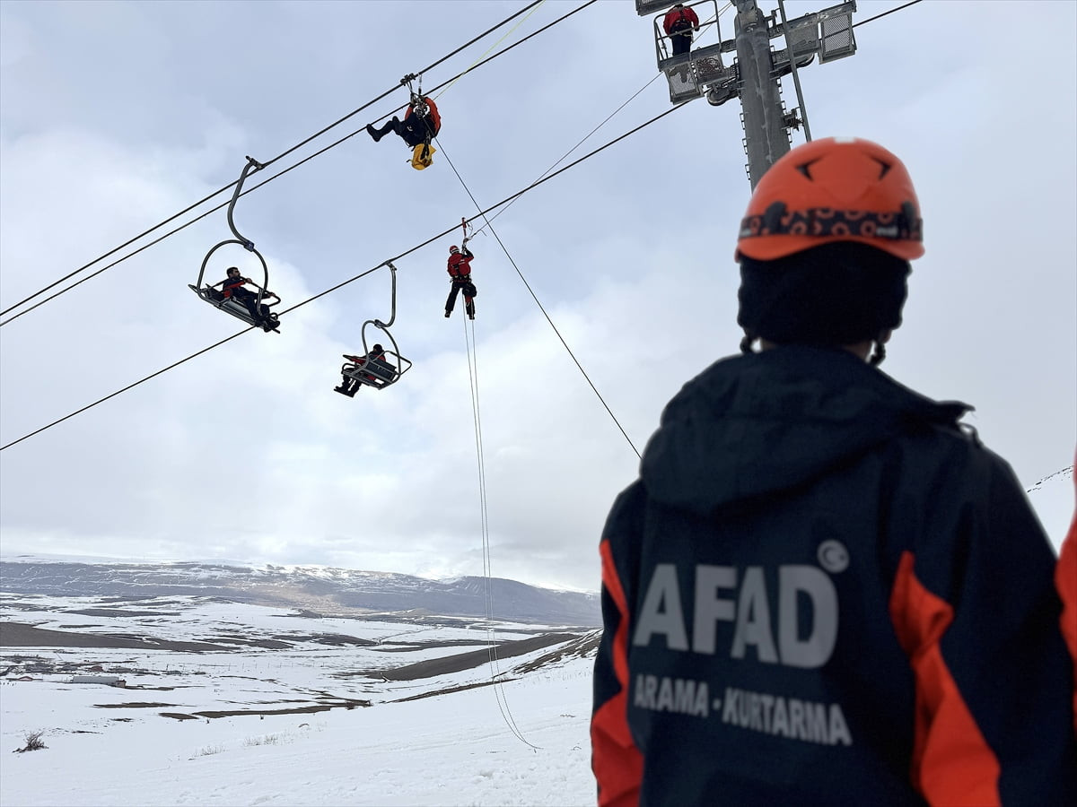 Van Afet ve Acil Durum Müdürlüğü (AFAD) koordinasyonunda 150 personelin katılımıyla Abalı Kayak...
