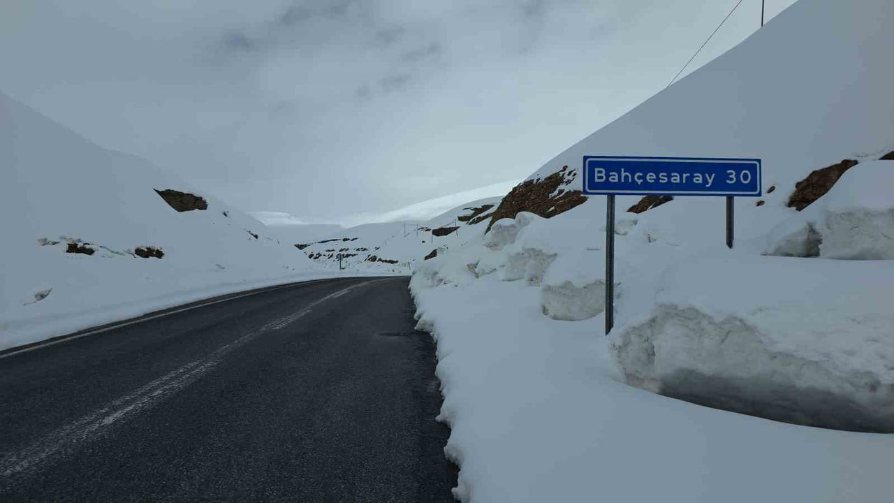 VAN-BAHÇESARAY KARAYOLU ÜZERİNDEKİ 3 BİN RAKIMLIKARABET GEÇİDİ'NDE KAR KALINLIĞI, 3 METRE 91...