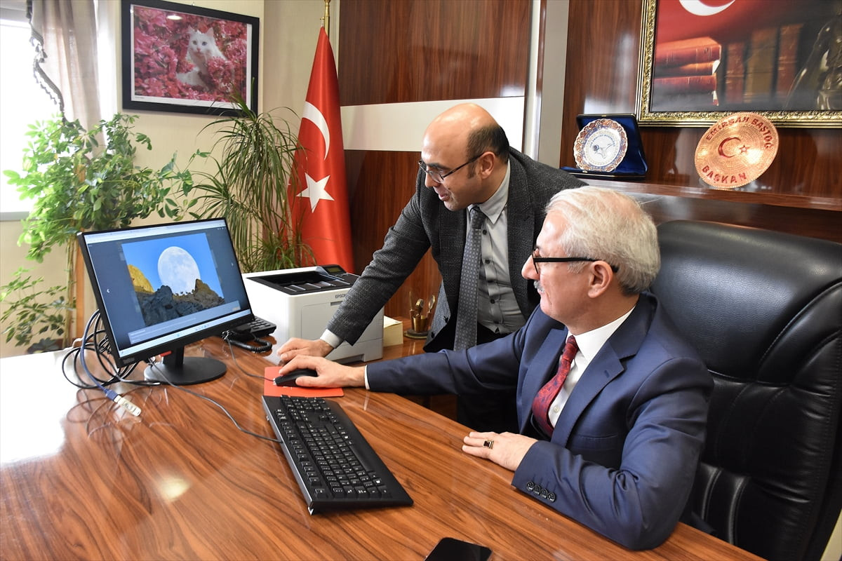 Van Bölge Adliye Mahkemesi Başkanı Emirşah Baştoğ (sağda), Anadolu Ajansının (AA) gözünden 2025'e...