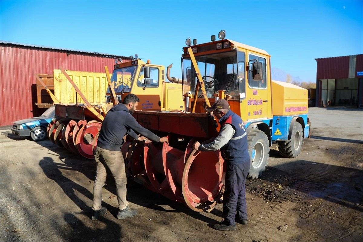Van Büyükşehir Belediyesi, 14 şantiyede 950 personel ve 350 iş makinesiyle karla mücadele edecek....