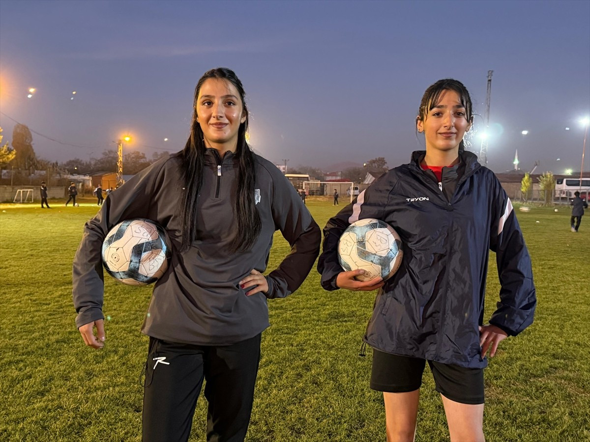 Van Büyükşehir Belediyesi Gençlik ve Spor Takımı'nda forma giyen ikiz kardeşler Hayrunisa (Solda)...