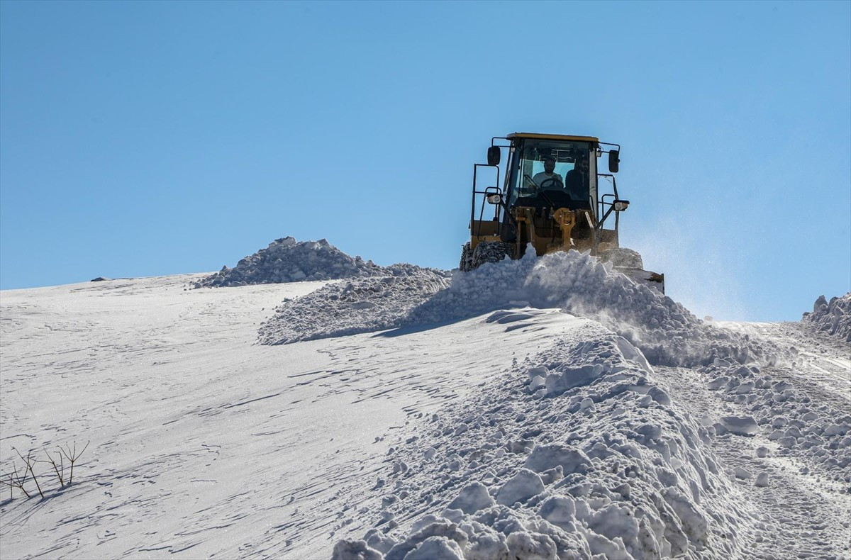 Van Büyükşehir Belediyesi karla mücadele ekipleri, kentte önceki gün etkili olan kar yağışı...