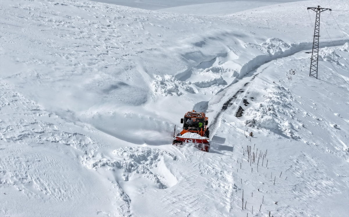 Van Büyükşehir Belediyesi karla mücadele ekipleri, yoğun kar ve tipi nedeniyle kapanan yolları...