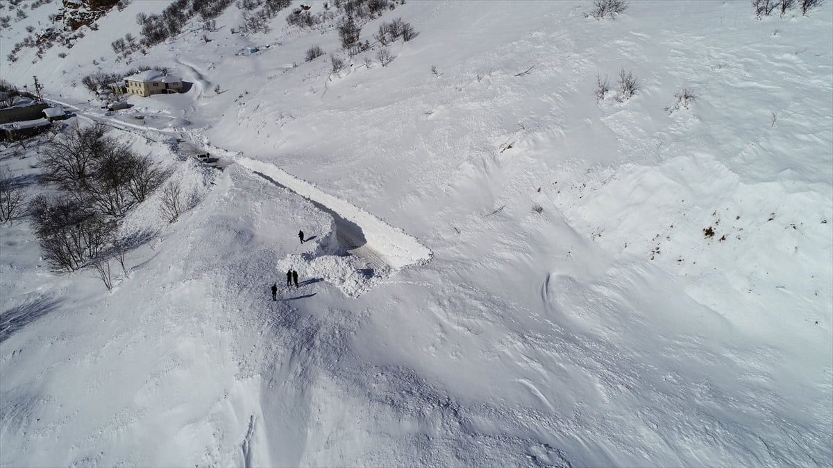 Van-Çatak kara yolunda çığın düştüğü noktada kar kalınlığı yaklaşık 5 metreyi aştı. Kar nedeniyle...