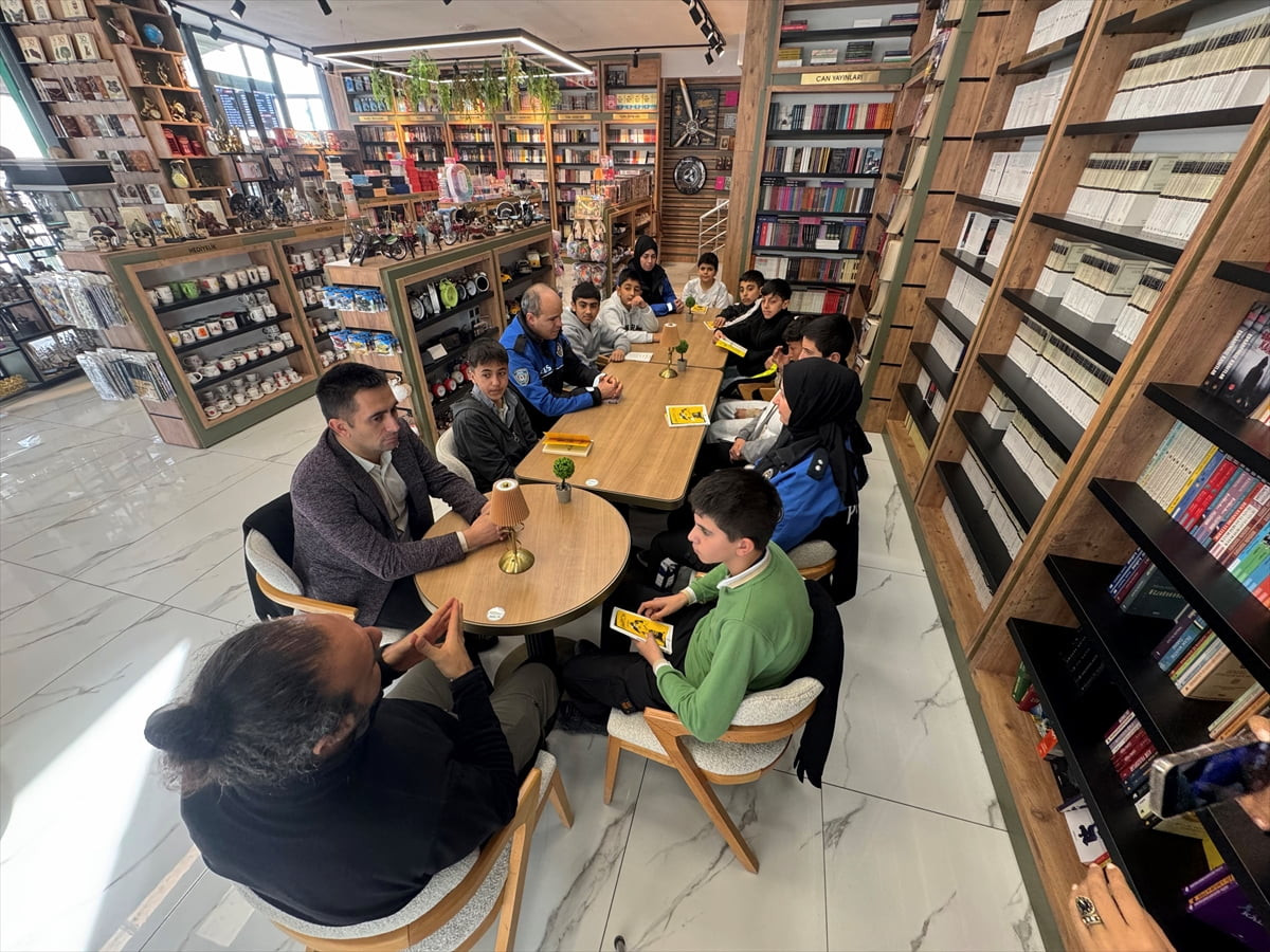 Van Emniyet Müdürlüğü ekipleri, öğrencilere okuma alışkanlığı ve analiz becerisi kazandırmak...