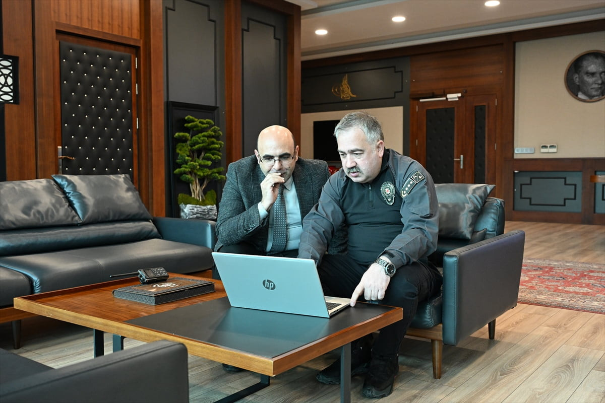 Van Emniyet Müdürü Murat Mutlu (sağda), Anadolu Ajansının (AA) gözünden 2025'e damga vuran...