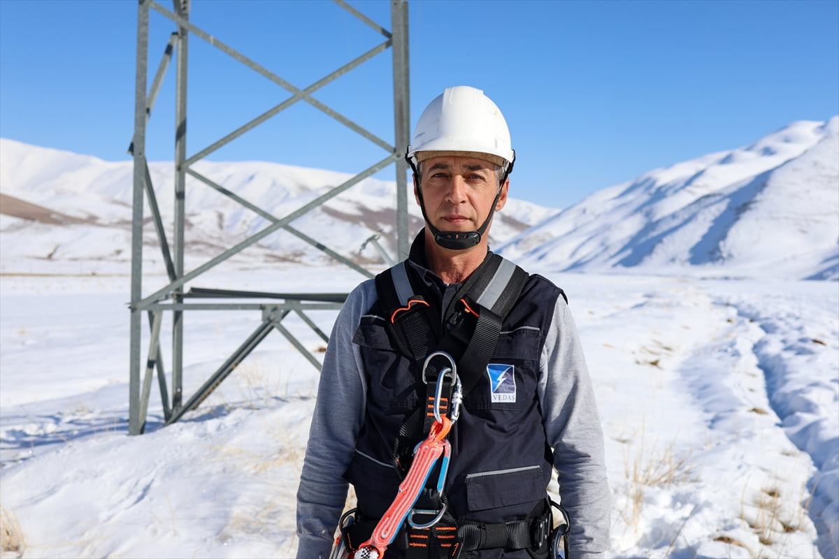 Van Gölü Elektrik Dağıtım AŞ (VEDAŞ) bünyesinde 30 yıldır görev yapan 50 yaşındaki İlhan...