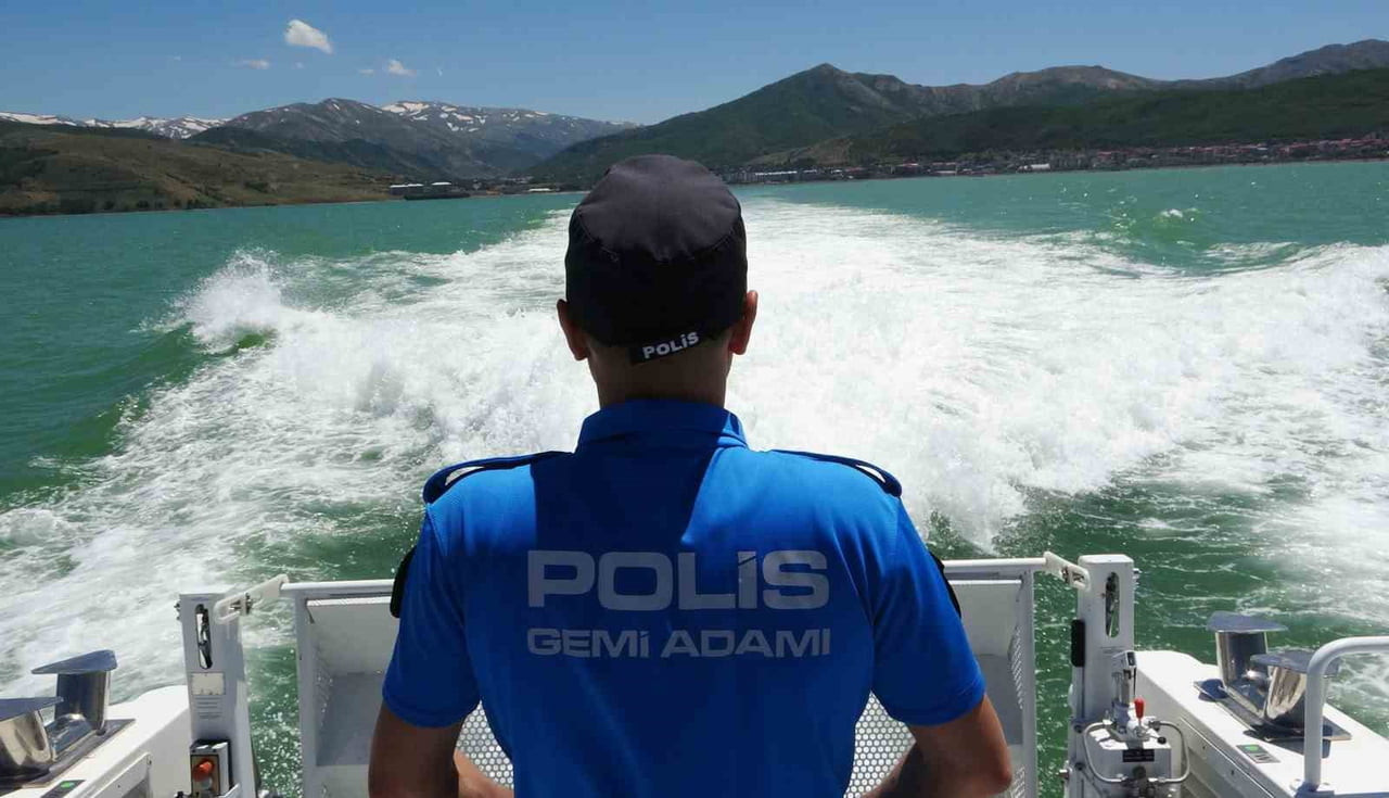 VAN GÖLÜ'NÜN BİTLİS SINIRINDA İNCİ KEFALİNİN KAÇAK AVLANMASINA YÖNELİK DENETİMLER ARALIKSIZ DEVAM...