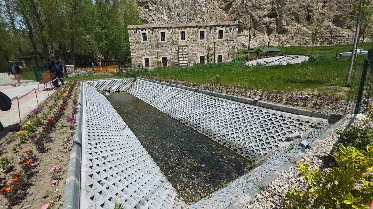 VAN GÖLÜ’NÜN ENDEMİK TÜRÜ OLAN İNCİ KEFALLERİ, ÜREME DÖNEMİNİN BAŞLAMASIYLA BİRLİKTE TATLI SULARA...