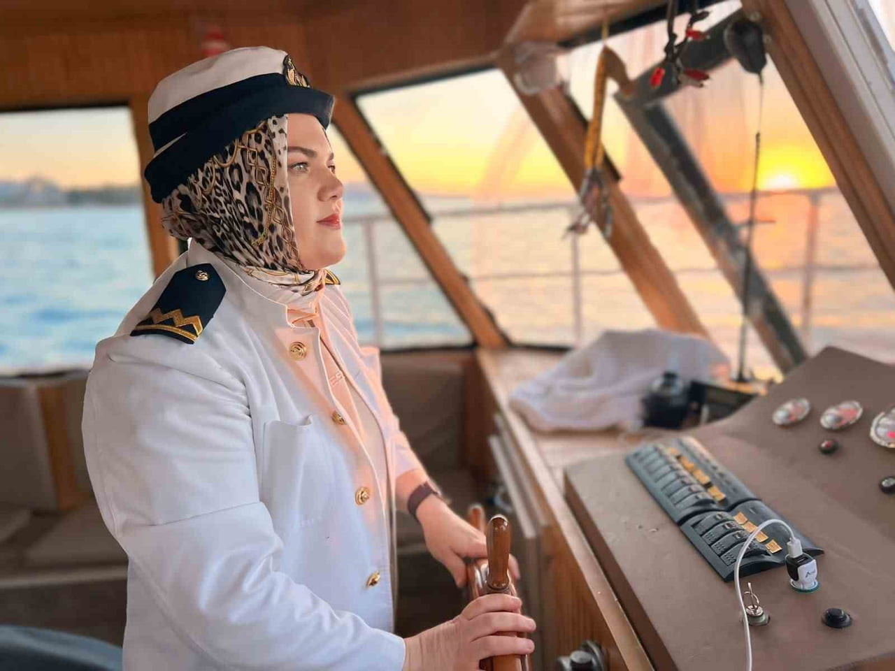 VAN GÖLÜ’NÜN TURKUAZ SULARINDA TURİZM FAALİYETLERİ YÜRÜTEN 35 YAŞINDAKİ İKİ ÇOCUK ANNESİ YILDIZ...