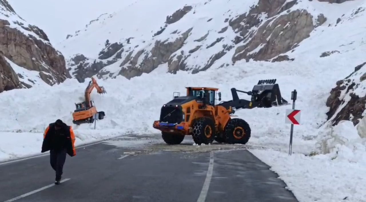 VAN-HAKKARİ KARAYOLU GÜZELDERE GEÇİDİ MEVKİİNDE MEYDANA GELEN ÇIĞ NEDENİYLE ULAŞIM DURDU. KAR...