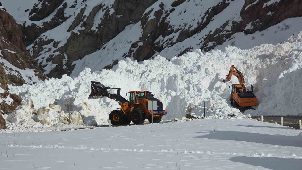 VAN-HAKKARİ KARAYOLU KIRMIZITAŞ MEVKİSİNDE DÜŞEN ÇIĞ NEDENİYLE ÇİFT YÖNLÜ KAPANIRKEN, BÖLGEDEKİ...