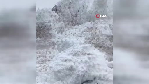 Van-Hakkari karayoluna çığ düştü