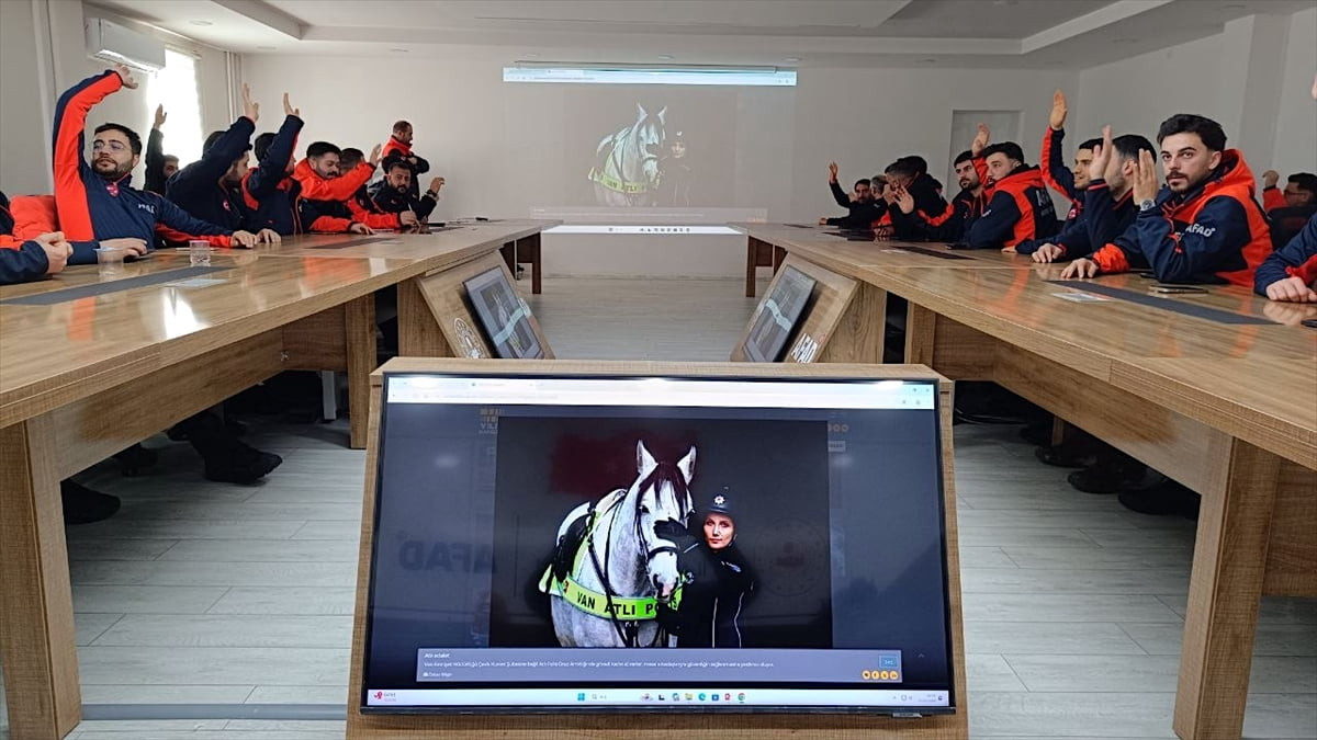 Van İl Afet ve Acil Durum Müdürlüğü (AFAD) arama kurtarma ekibi, Anadolu Ajansının (AA) gözünden...