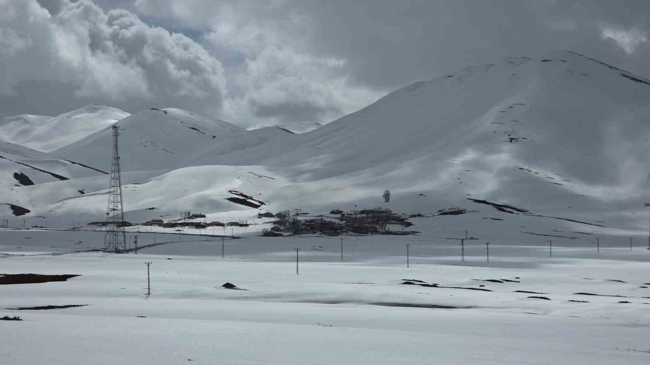 VAN İLE BAHÇESARAY İLÇESİ ARASINDAKİ ULAŞIMI SAĞLAYAN 3 BİN RAKIMLI KARABET GEÇİDİ’NDE METRELERCE...