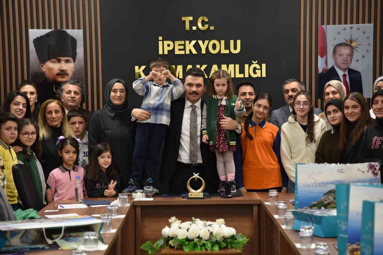 VAN VALİSİ OZAN BALCI ÖNCÜLÜĞÜNDE YÜRÜTÜLEN "KİTAP VAN" PROJESİ ÇERÇEVESİNDE İPEKYOLU İLÇESİNDE...