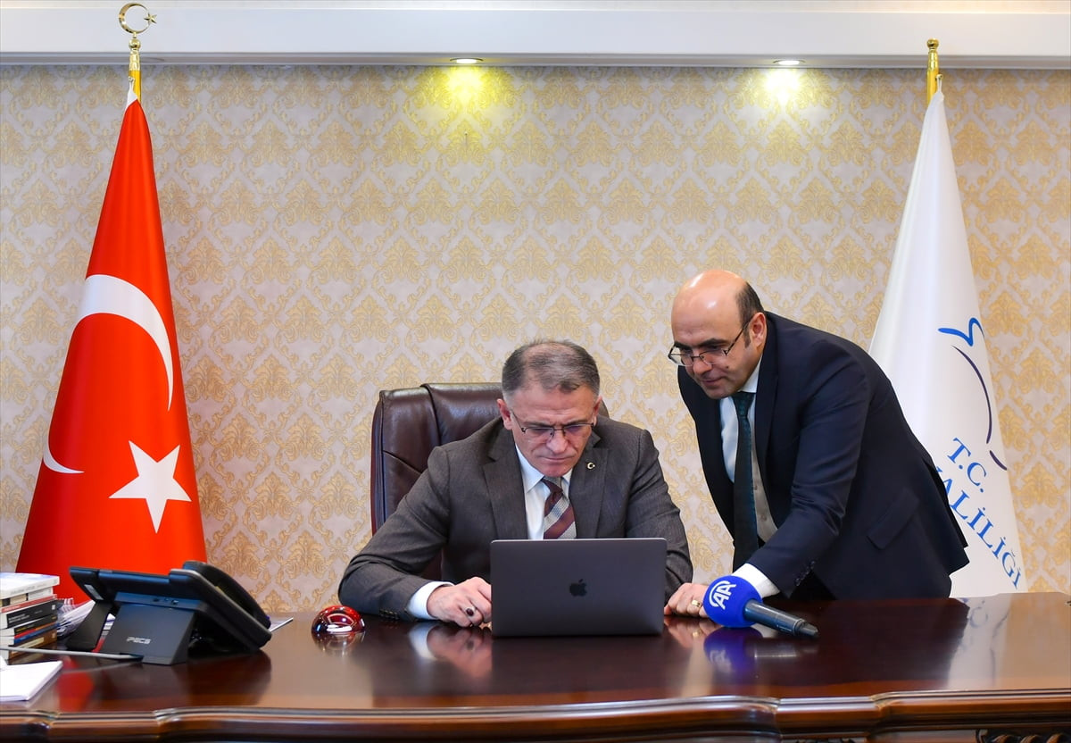 Van Valisi Ozan Balcı (solda), Anadolu Ajansının (AA) gözünden 2025'e damga vuran olaylara ait...