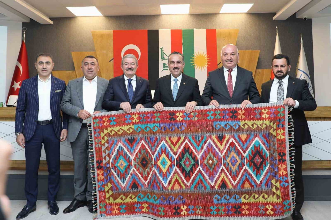 VAN YÜZÜNCÜ YIL ÜNİVERSİTESİ SOSYOLOJİ BÖLÜM BAŞKANI PROF. DR. SUVAT PARİN, KENTİN SAHİP OLDUĞU...