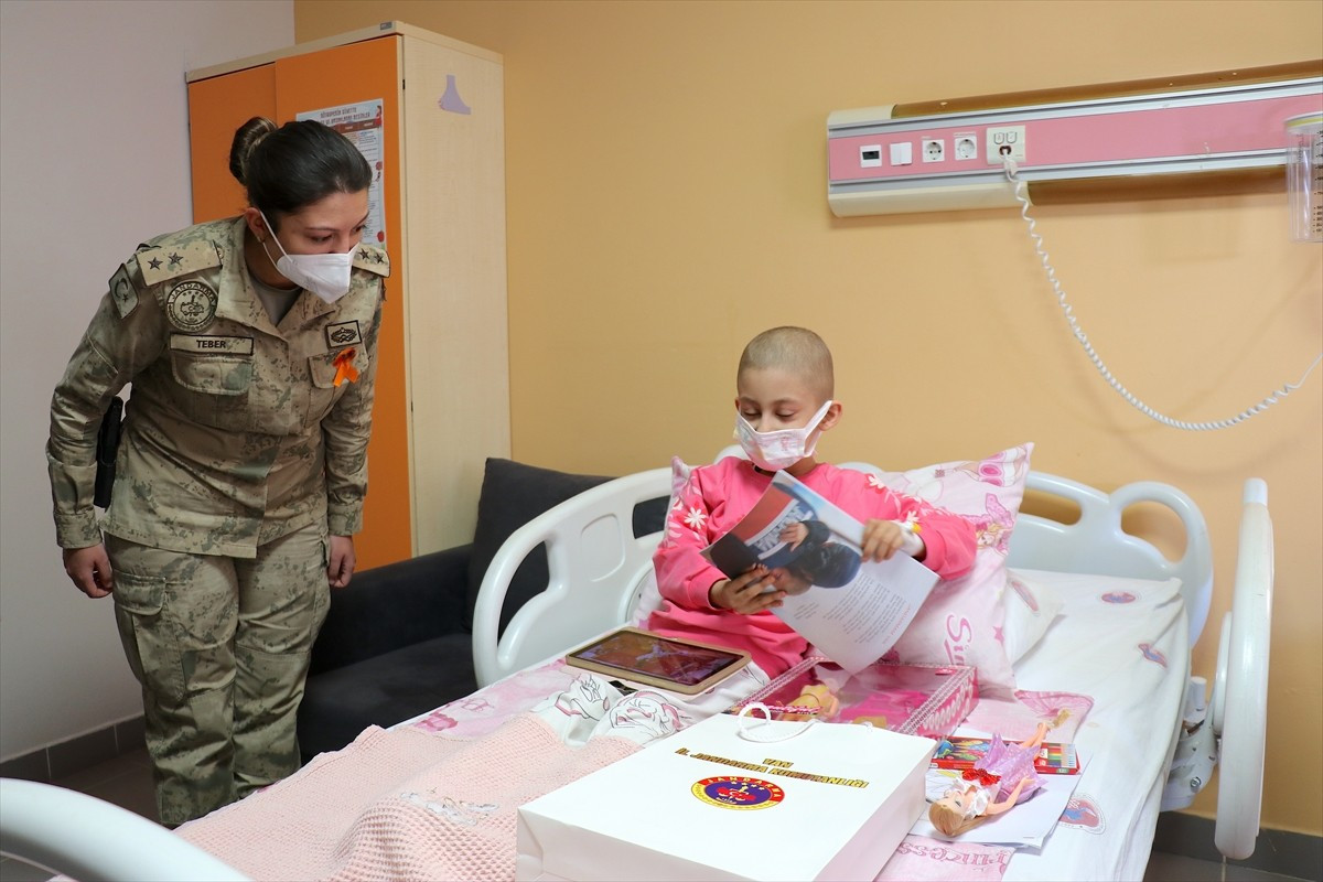 Van Yüzüncü Yıl Üniversitesi (YYÜ) Dursun Odabaş Tıp Merkezi'nde lösemi tedavisi gören çocuklar...