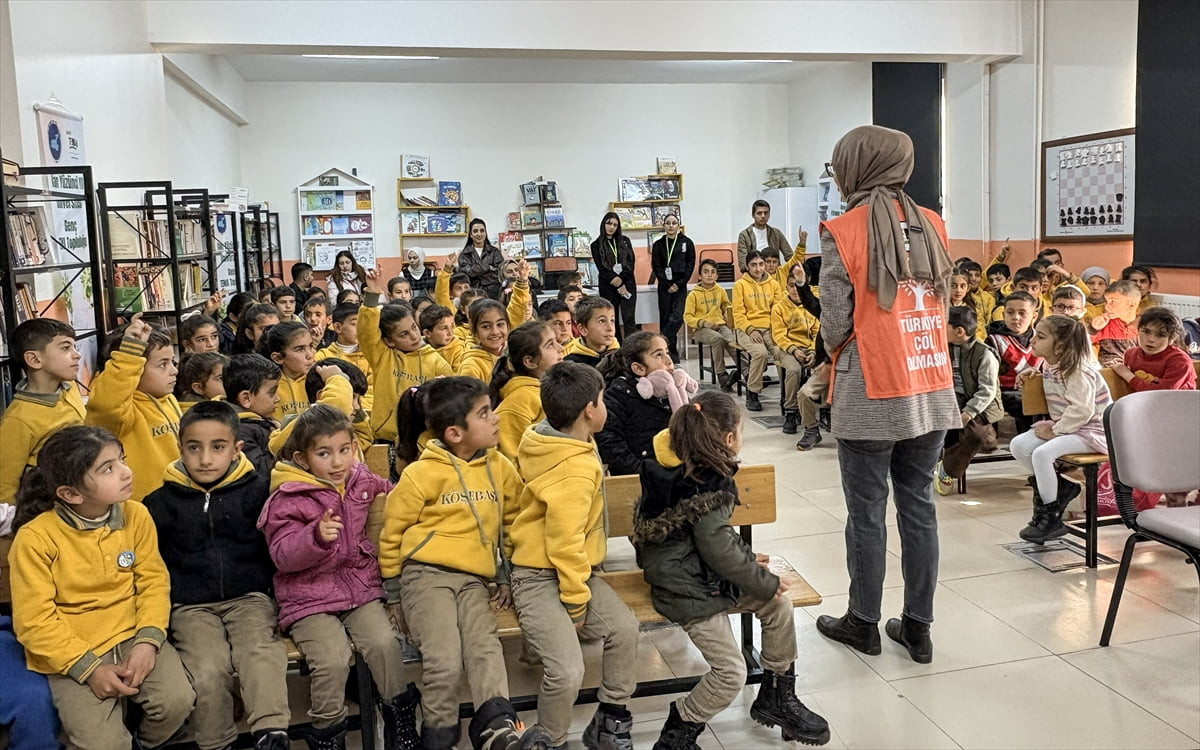 Van Yüzüncü Yıl Üniversitesi (YYÜ) Genç TEMA Topluluğu üyeleri, kentteki ilkokulları ziyaret...