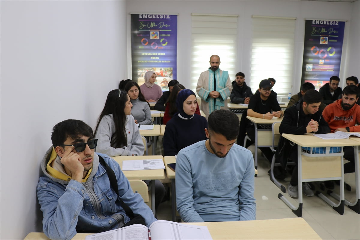 Van Yüzüncü Yıl Üniversitesi (YYÜ) Resim-İş Öğretmenliği Bölümü öğrencisi olan görme engelli 19...