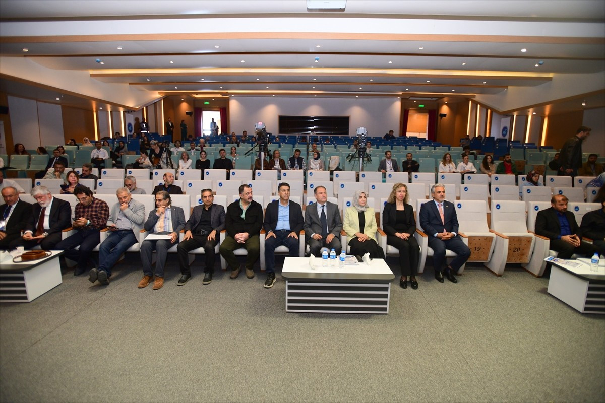 Van Yüzüncü Yıl Üniversitesi (YYÜ) Sosyal Bilimler Enstitüsünce düzenlenen "1. Uluslararası Van...