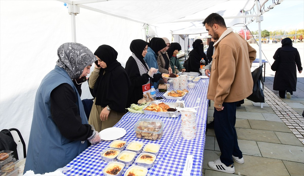 Van Yüzüncü Yıl Üniversitesi'nde (Van YYÜ) akademisyenler ve öğrenciler tarafından Gazze yararına...