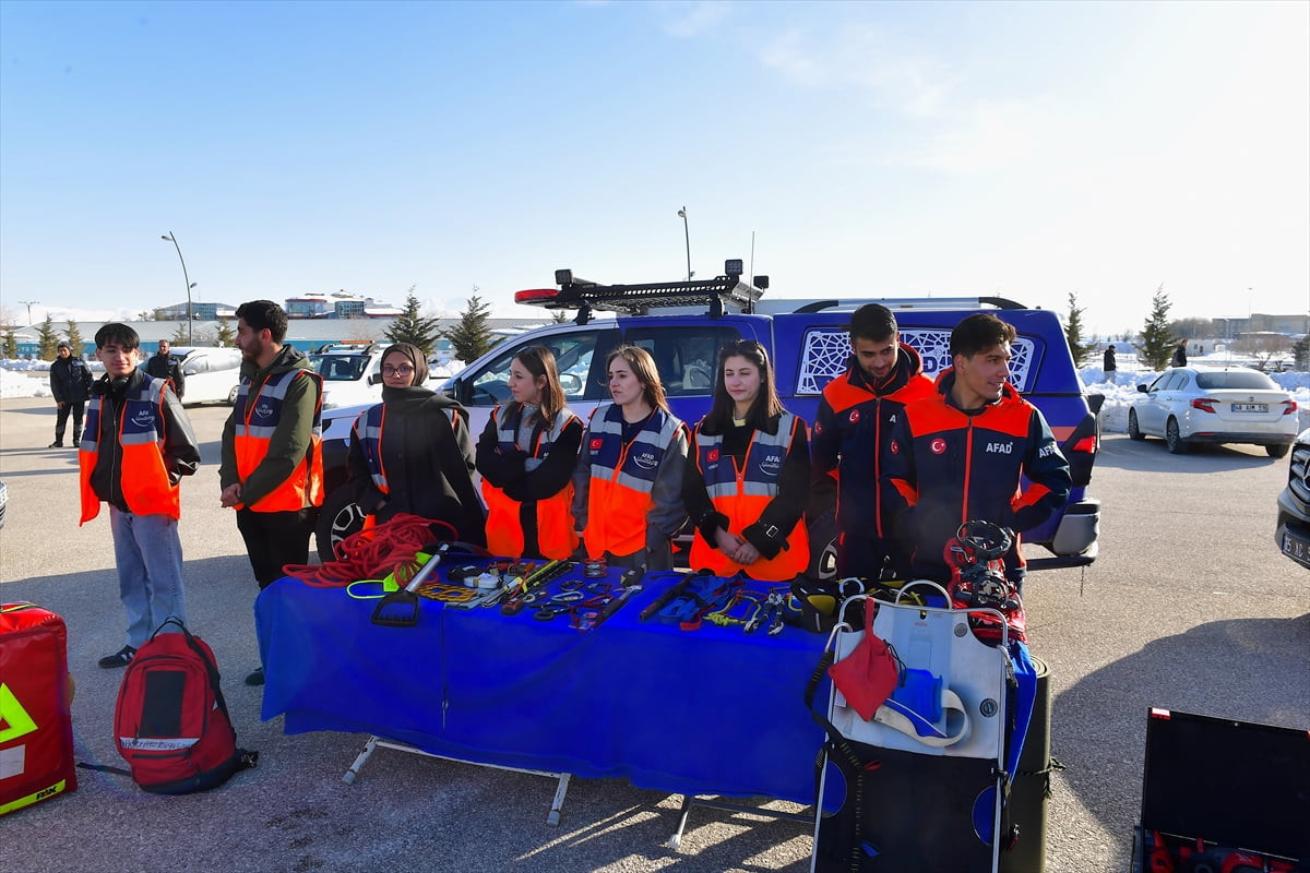 Van Yüzüncü Yıl Üniversitesi'nde (YYÜ) düzenlenen "afet bilinci ve farkındalık" eğitimleriyle...