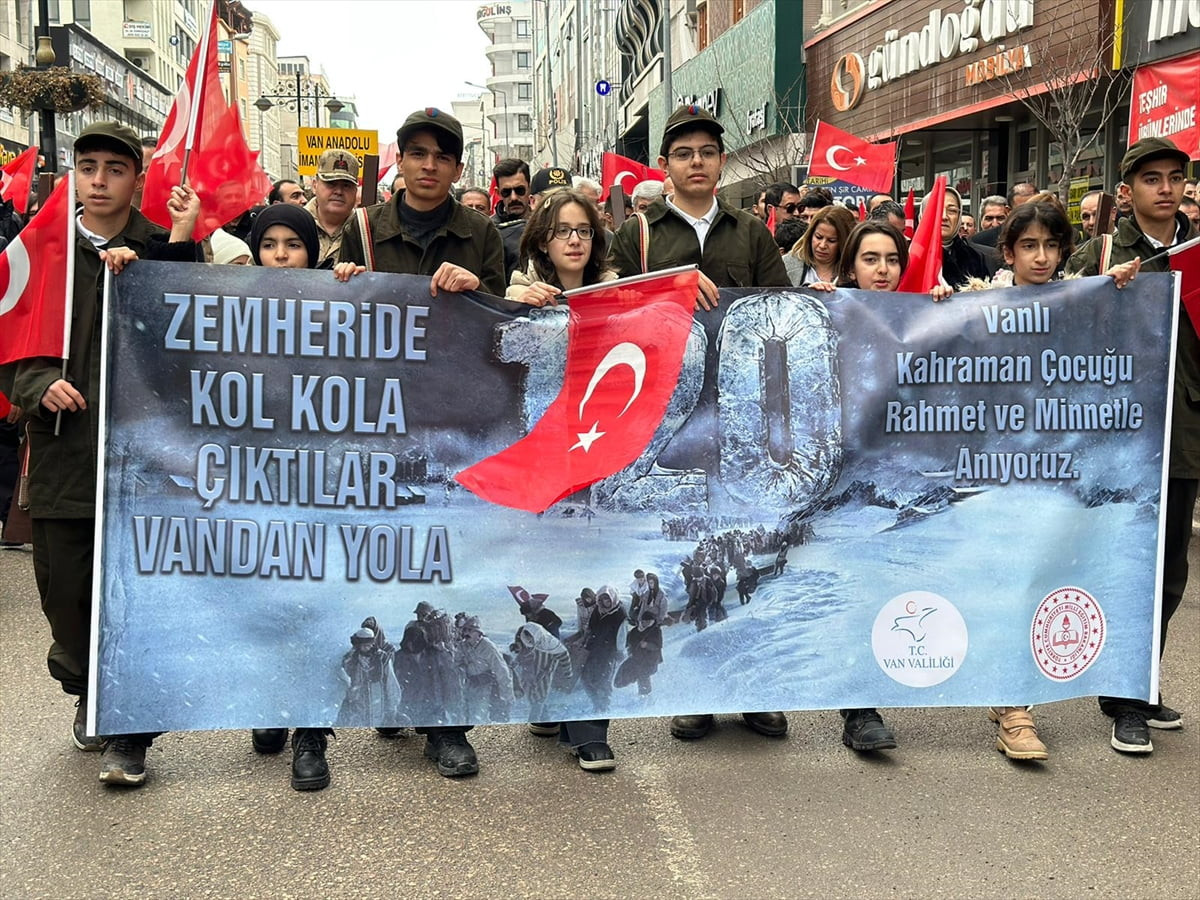 Van'da, 1. Dünya Savaşı sırasında Hoy Cephesi'ndeki askerlere erzak ve cephane taşıyan, dönüş...