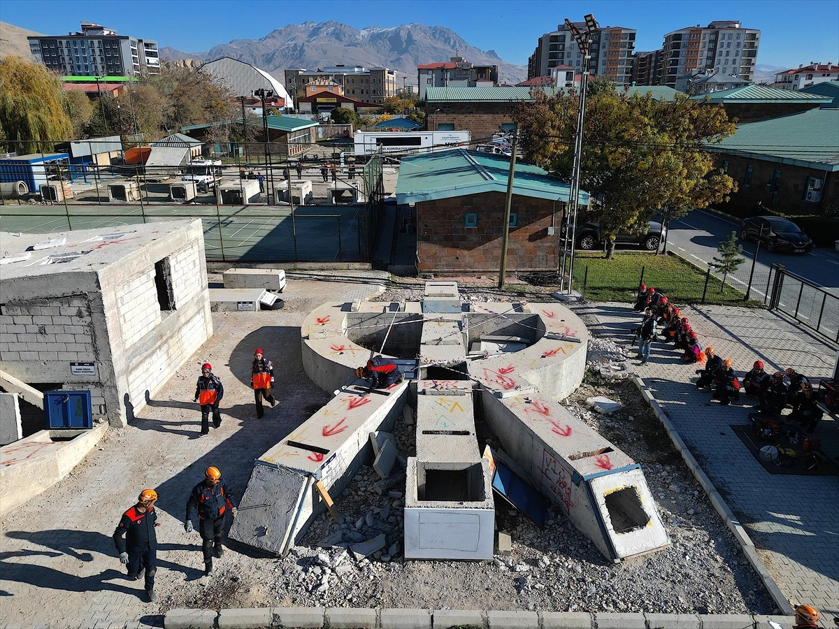 Van'da 2011'de meydana gelen depremleri yaşayan ve 6 Şubat 2023'teki Kahramanmaraş merkezli...