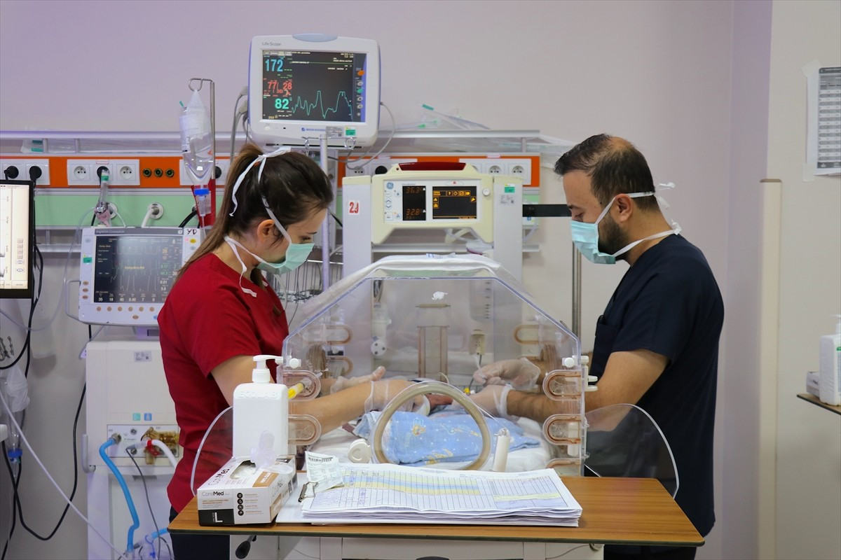 Van'da 27 haftalıkken 830 ve 865 gram olarak dünyaya gelen prematüre bebekler, Van Yüzüncü Yıl...