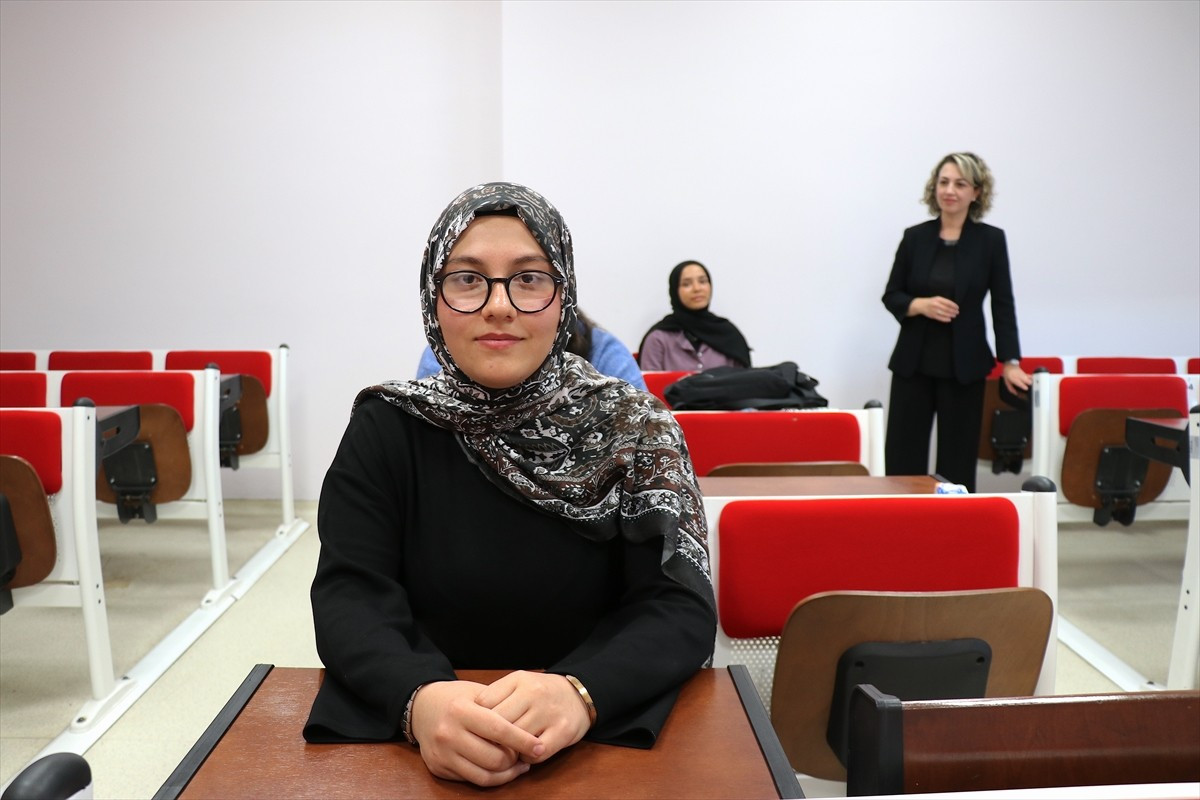 Van'da 9 Kasım 2011'de meydana gelen depremde, ailesinin panik anında evde unuttuğu dönemde 5...