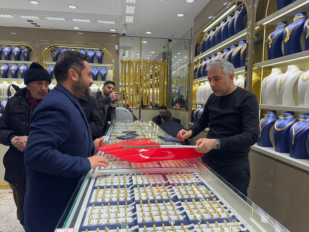 Van'da AK Parti Gençlik Kolları üyeleri, terör örgütü YPG/SDG yandaşlarının Nusaybin-Kamışlı sınır...