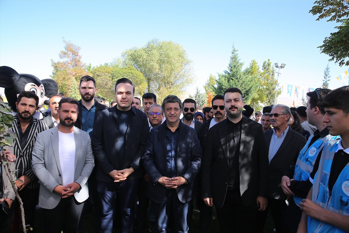Van'da AK Parti İl Gençlik Kolları tarafından düzenlenen "AK Gençlik Van GölFest" etkinliği sona...