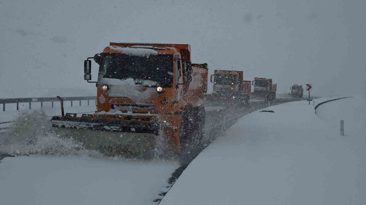 VAN'DA BAHAR MEVSİMİNİN GELMESİ BEKLENİRKEN, NİSAN AYINDA ETKİLİ OLAN YOĞUN KAR YAĞIŞI HAYATI...