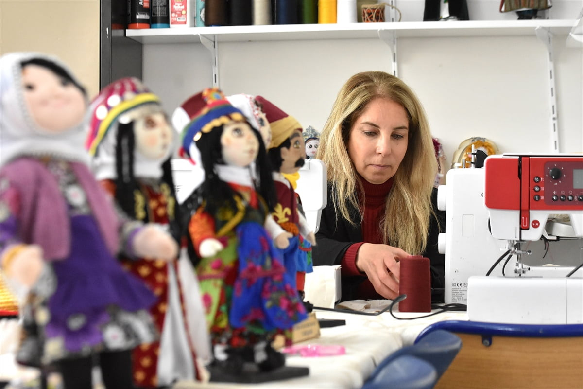 Van'da bez bebek sanatının kültürel miras taşıyıcısı 43 yaşındaki Elvan Şahar, atölyesinde yöreye...