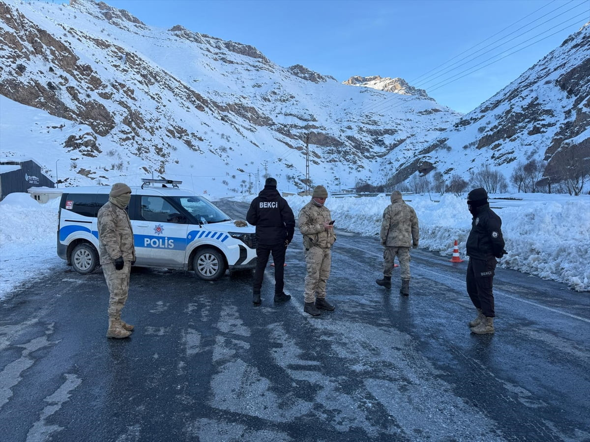 Van'da çığ nedeniyle ulaşıma kapanan Van-Çatak kara yolu, tek şeritten kontrollü olarak ulaşıma...