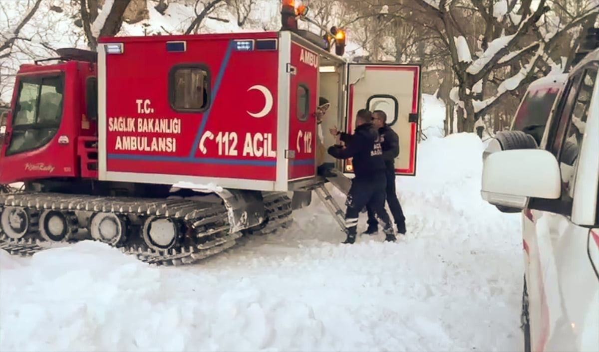 Van'da çığ tehlikesi nedeniyle yolu kapanan Bahçesaray ilçesinde rahatsızlanan 50 yaşındaki kadın...