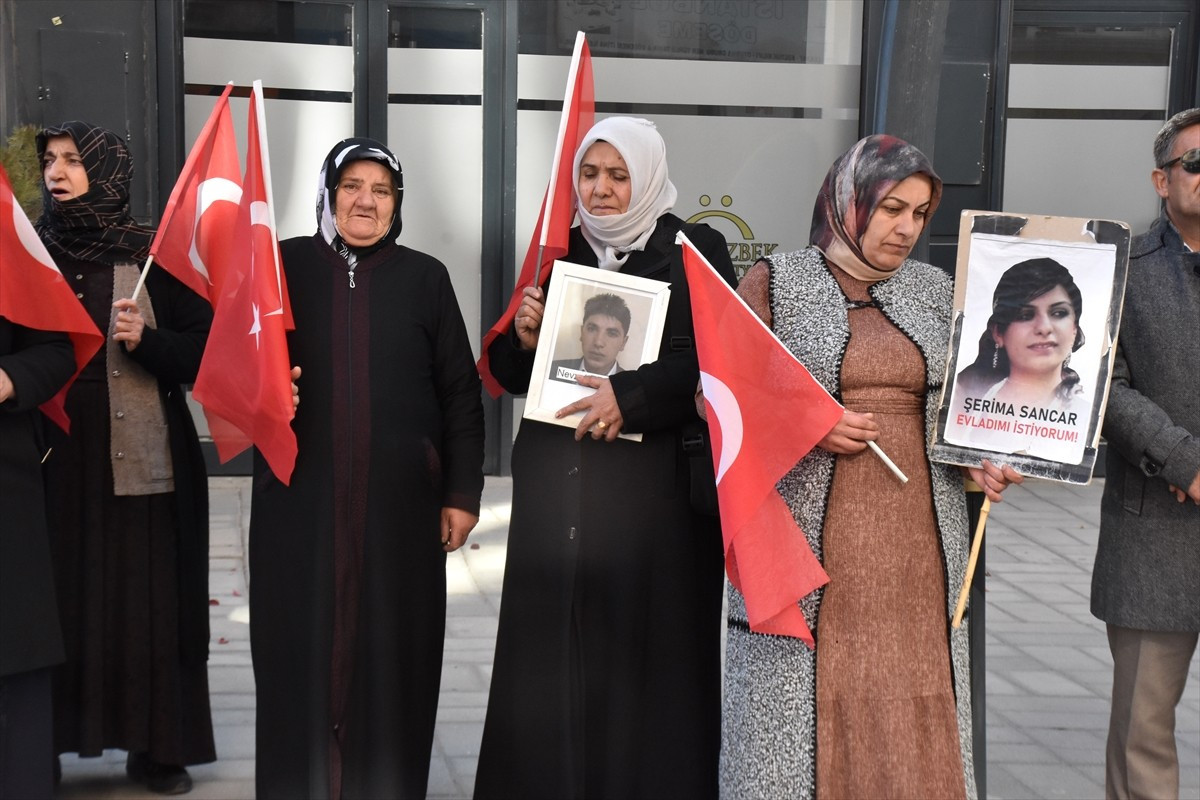 Van'da çocukları dağa kaçırılan aileler, DEM Parti İl Başkanlığı önündeki eylemlerine bu hafta da...