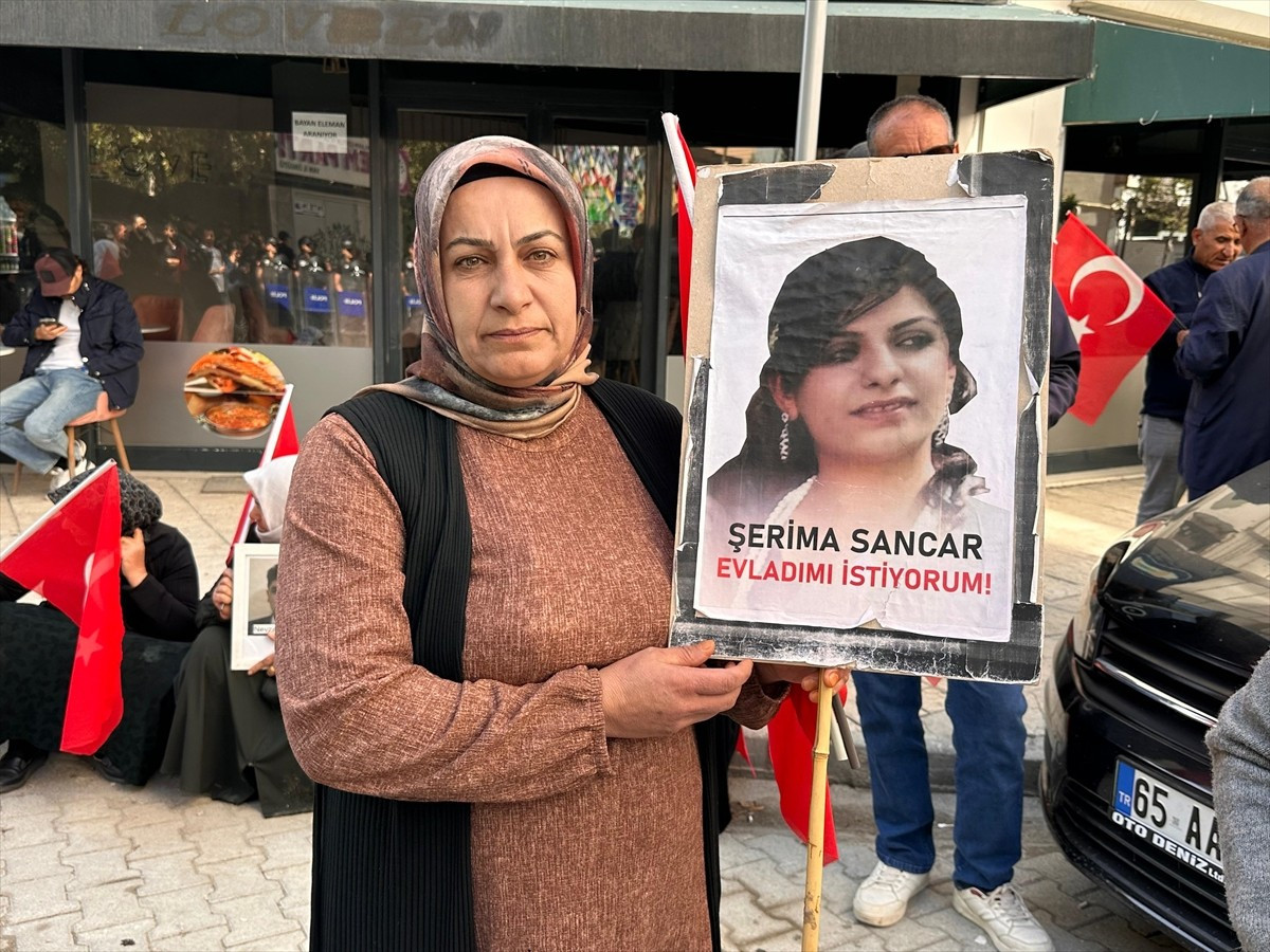 Van'da çocukları dağa kaçırılan aileler, DEM Parti İl Başkanlığı önündeki eylemlerine bu hafta da...