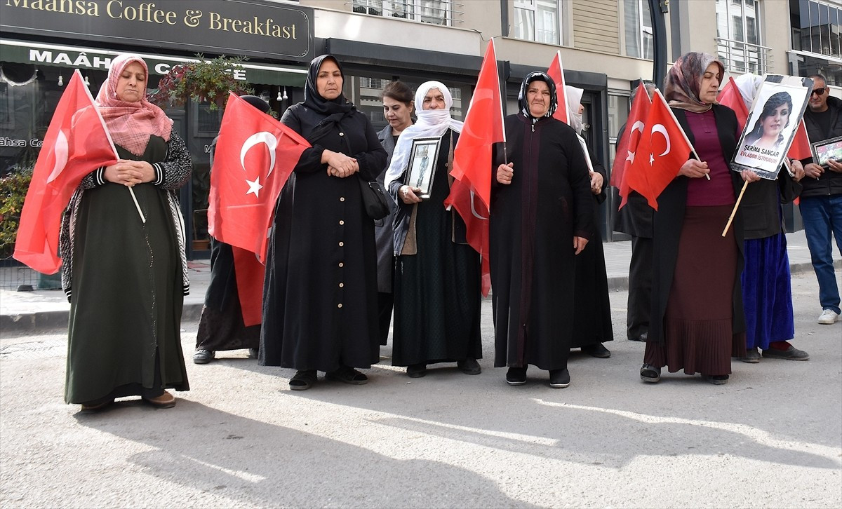 Van'da çocukları dağa kaçırılan aileler, DEM Parti İl Başkanlığı önündeki eylemlerine bu hafta da...