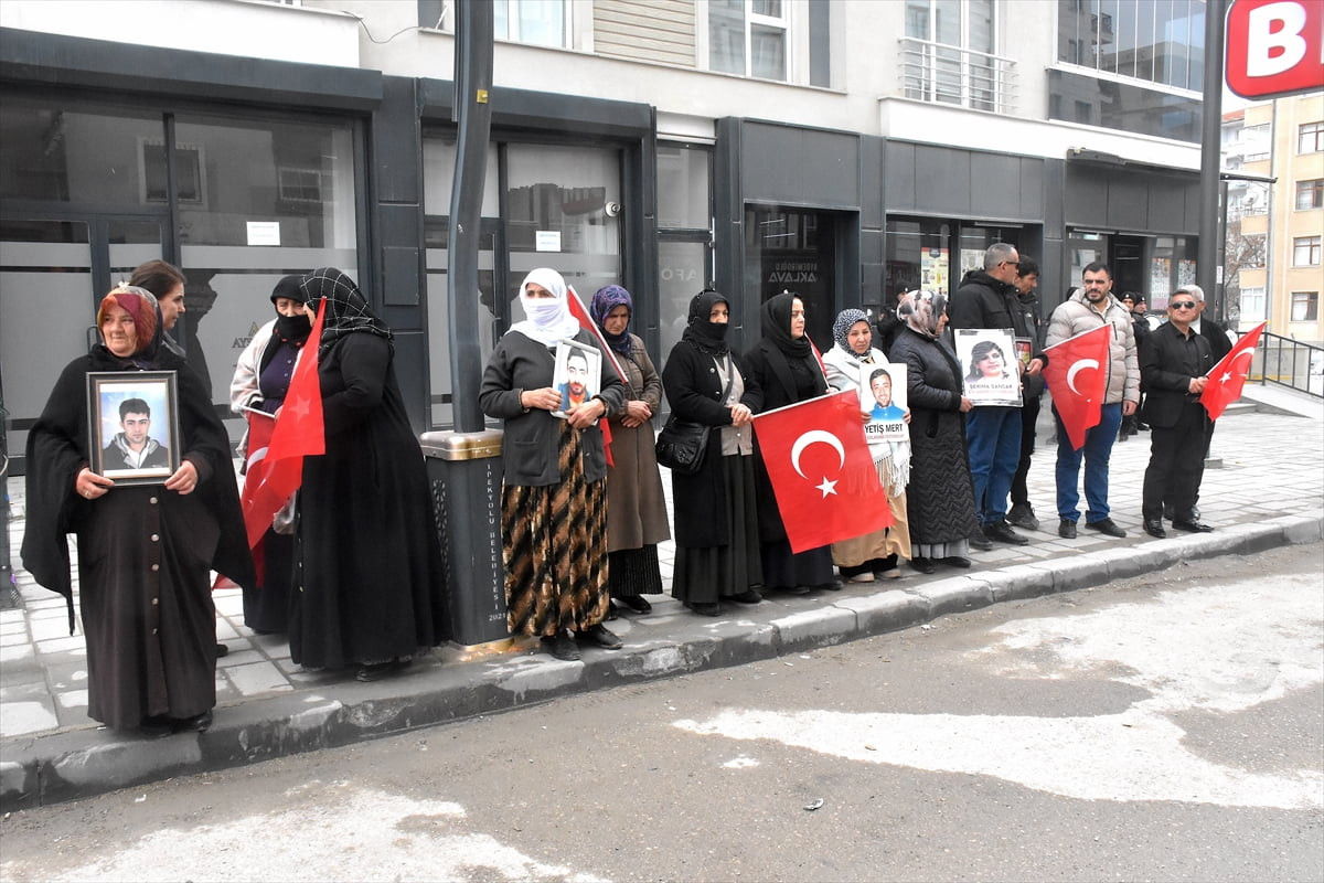 Van'da çocukları terör örgütü PKK tarafından dağa kaçırılan aileler, DEM Parti İl Başkanlığı...
