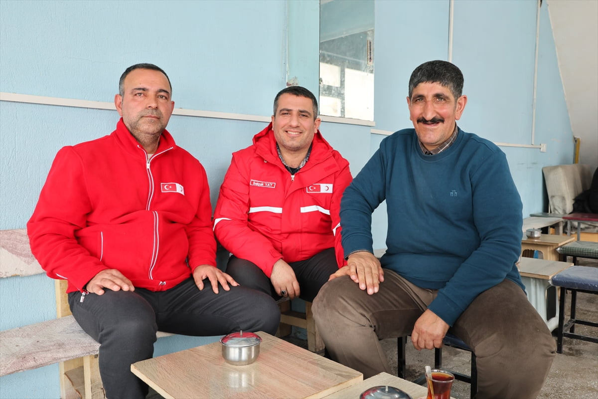 Van'da dişleriyle ilgili sıkıntı yaşayan 46 yaşındaki özel gereksinimli Fesih Sulhü (Sağda), Türk...