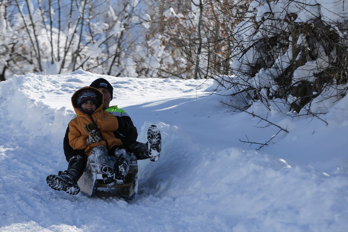 Van'da etkili olan kar yağışı yaşamı olumsuz yönde etkiledi. Kar yağışına sevinen çocuklar da...