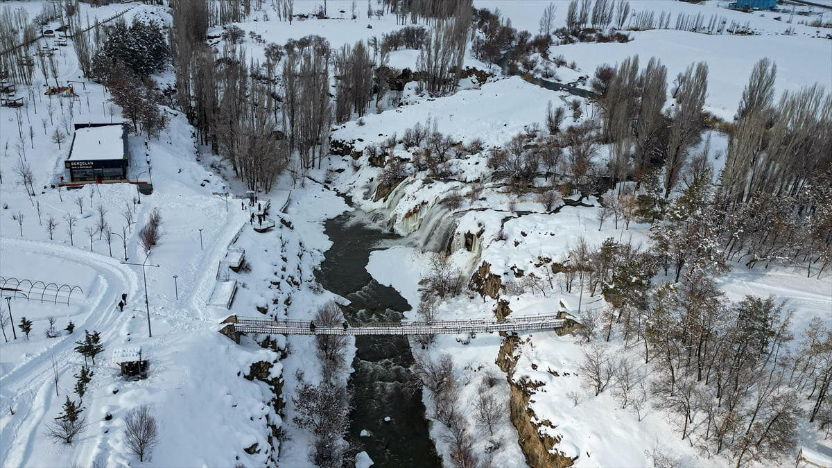 Van'da etkili olan kar yağışının ardından kısmen donan Muradiye Şelalesi'nin çevresi beyaz örtüyle...