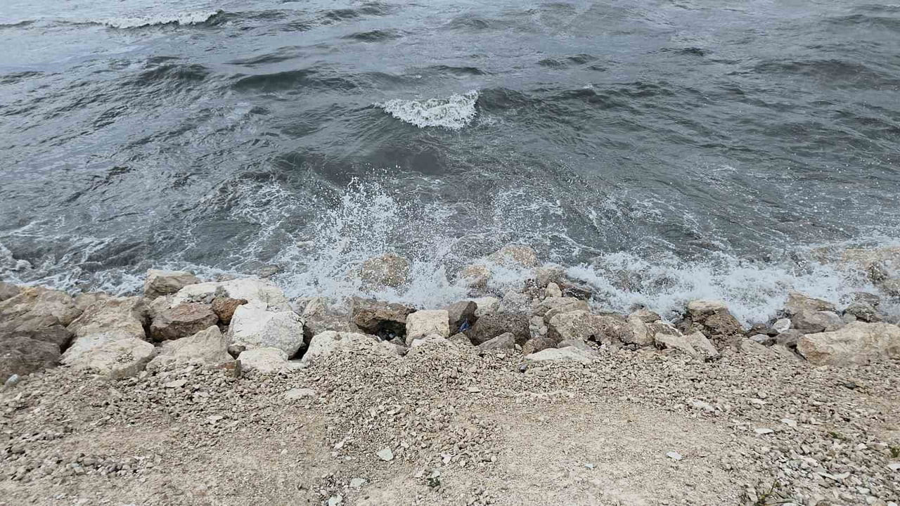 VAN'DA ETKİLİ OLAN RÜZGAR, TÜRKİYE'NİN EN BÜYÜK GÖLÜ OLAN VAN GÖLÜ'NDE DALGA BOYLARININ...